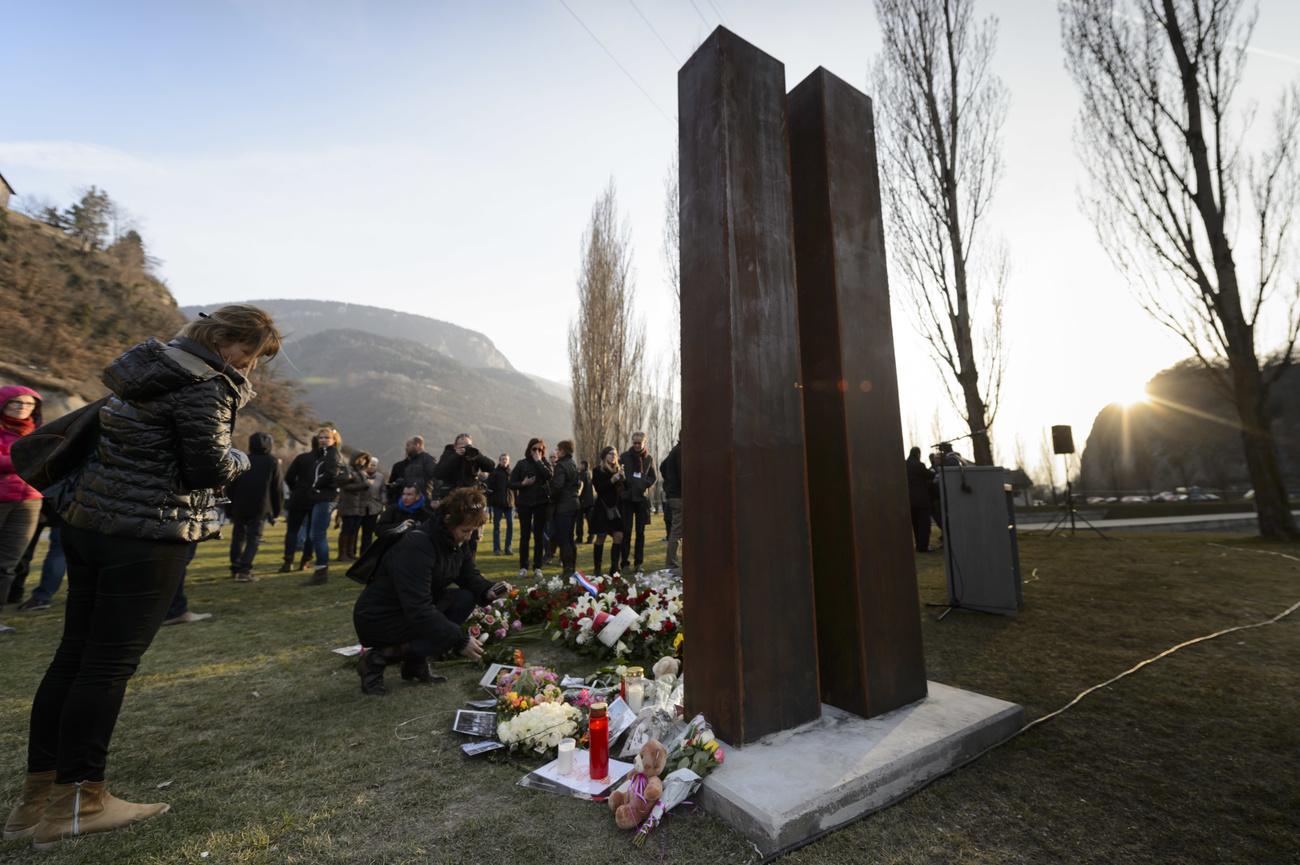 Le monument en mémoire des victimes a été érigé dans l'Espace Auguste Piccard à Sierre. [Keystone - Laurent Gillieron]