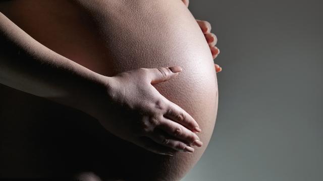 Jeune maman à 50 ans: pourquoi la maternité tardive séduit toujours plus de  femmes