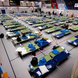 Des réfugiés ukrainiens sont temporairement hébergés dans une salle de sport à Rotterdam Sud, aux Pays-Bas, le 9 mars 2022. [EPA/KEYSTONE - MARCO DE SWART]