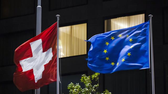 Un drapeau suisse et un drapeau européen. [Keystone - Michael Buholzer]