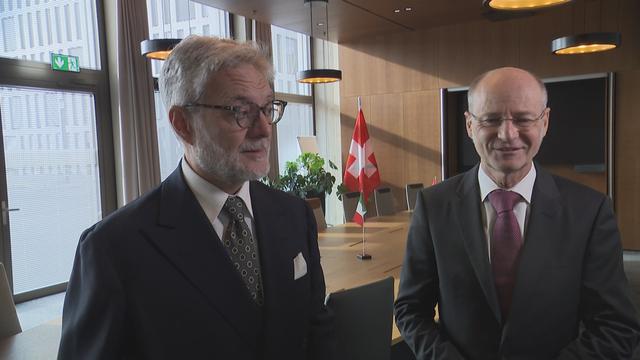 Le procureur anti-mafia italien Giovanni Melillo et son homologue suisse Stefan Blättler lors de leur première rencontre mardi 22 novembre 2022 à Berne. [RTS]