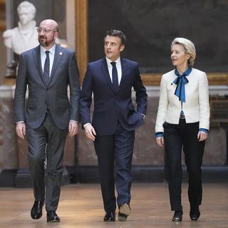 Charles Michel, Emmanuel Macron et Ursula von der Leyen à Versailles en 2022. [AP Photo/Keystone - Michel Euler]