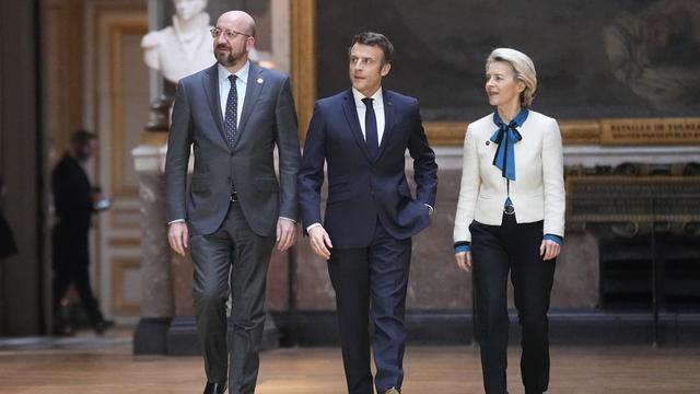 Charles Michel, Emmanuel Macron et Ursula von der Leyen à Versailles en 2022. [AP Photo/Keystone - Michel Euler]