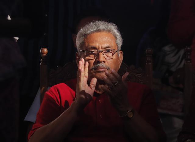 Le portrait de l'ex-président sri-lankais Gotabaya Rajapaksa. [AP Photo/Keystone - Eranga Jayawardena]