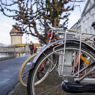 Des vélos stationnent sur un parking à vélos existant à la Bahnhofstrasse, dans la ville de Lucerne, le vendredi 28 janvier 2022. [KEYSTONE - Urs Flueeler]