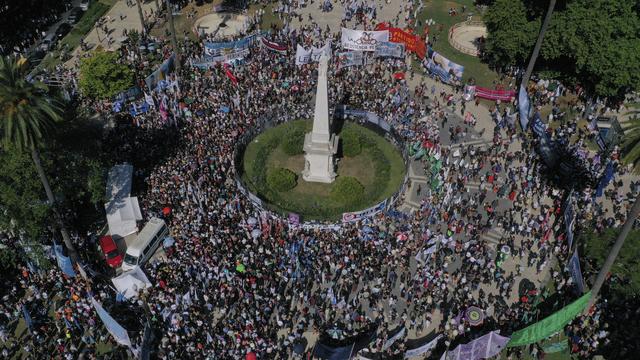 Les cendres d'Hebe de Bonafini, figure historique des "Mères de la Place de Mai" ont été dispersées jeudi à l'endroit où elle a tourné pendant des décennies pour connaître le sort de leurs disparus sous la dictature en Argentine. [Gustavo Garello]