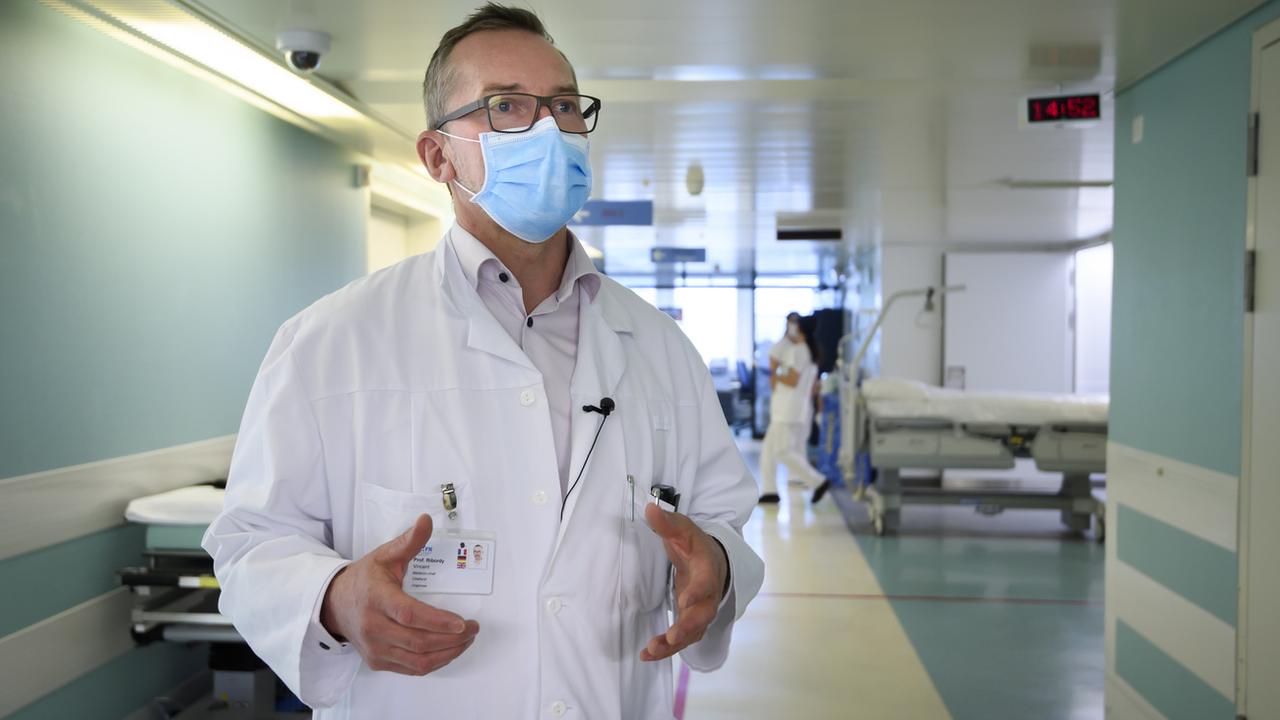 Urgences des hôpitaux saturées en Suisse romande, l'exemple fribourgeois: interview de Vincent Ribordy [Keystone - Anthony Anex]