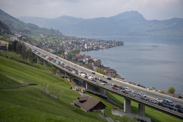 Les traditionnels bouchons au Gothard ont été près de leur record, ce week-end de Pâques. [Keystone - Urs Flueeler]