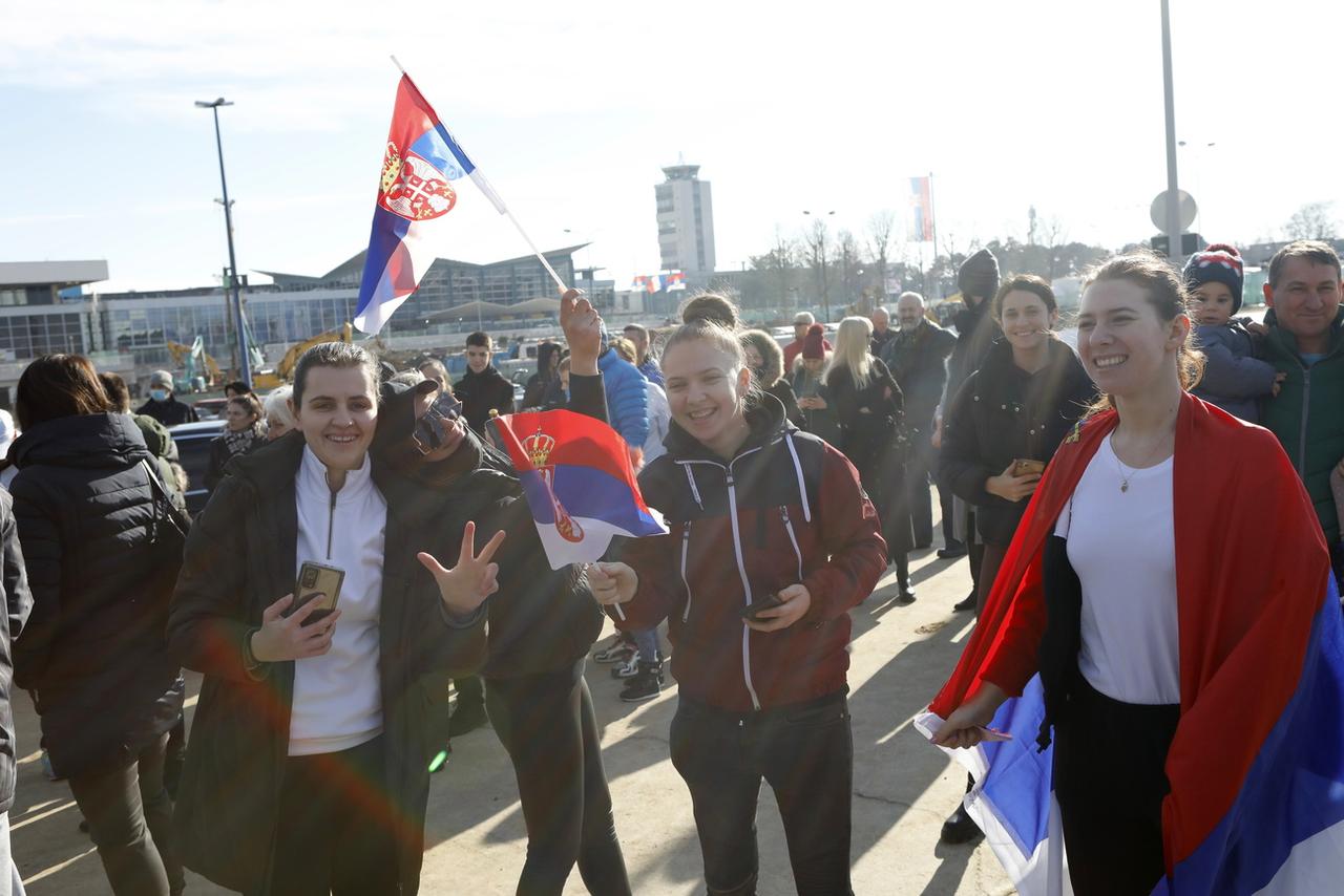 De nombreux fans de Djokovic attendaient le no 1 mondial à l'aéroport. [Keystone - Marko Djokovic]