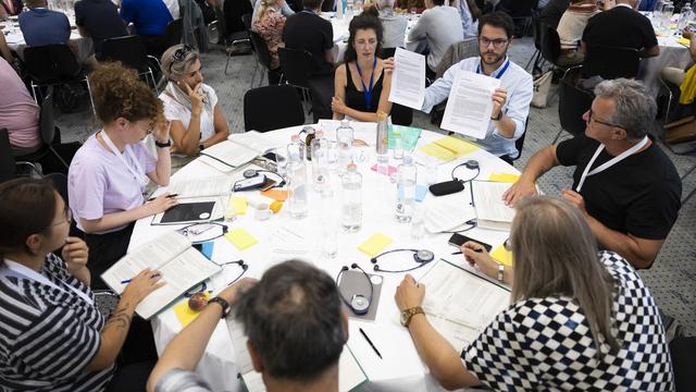 Des participants à la première réunion du Conseil des citoyens pour la politique alimentaire, le samedi 11 juin 2022 à Olten. [Keystone - Peter Klaunzer]