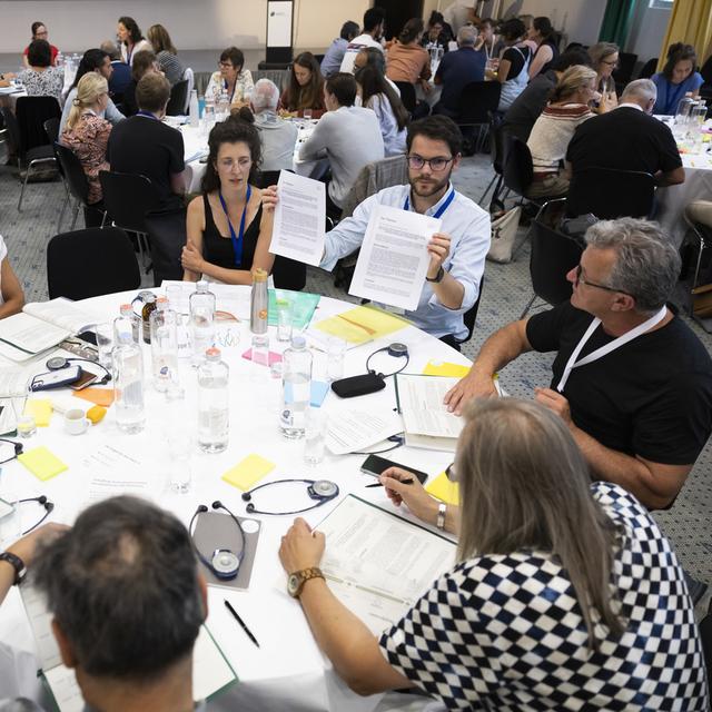 Des participants à la première réunion du Conseil des citoyens pour la politique alimentaire, le samedi 11 juin 2022 à Olten. [Keystone - Peter Klaunzer]