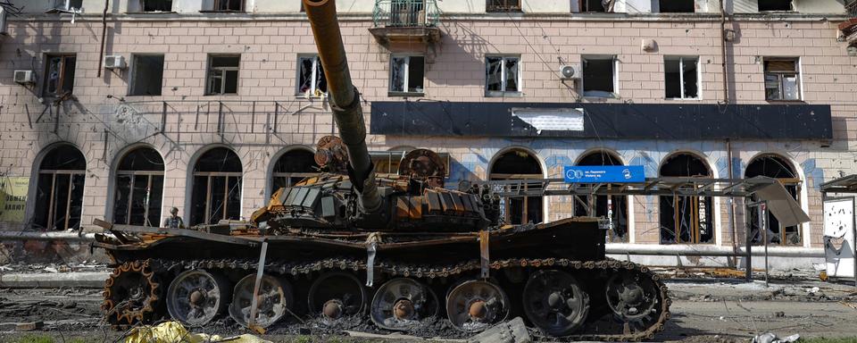 Un tank détruit dans la ville de Marioupol le 26 avril 2022. [AP/Keystone - Alexei Alexandrov]