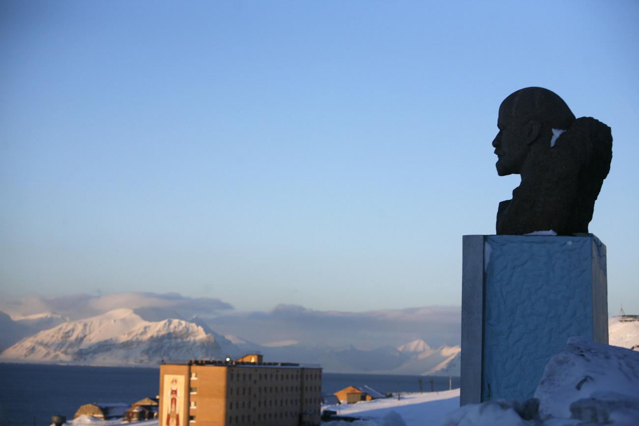 Le buste de Lénine trône dans les hauts de Barentsburg. [Keystone - John McConnico]