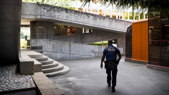 Un policier de la Police municipale de Lausanne patrouille sur l'esplanade de Chauderon. [Keystone - Jean-Christophe Bott]