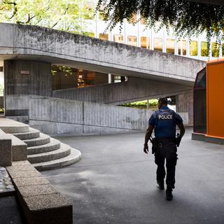 Un policier de la Police municipale de Lausanne patrouille sur l'esplanade de Chauderon. [Keystone - Jean-Christophe Bott]