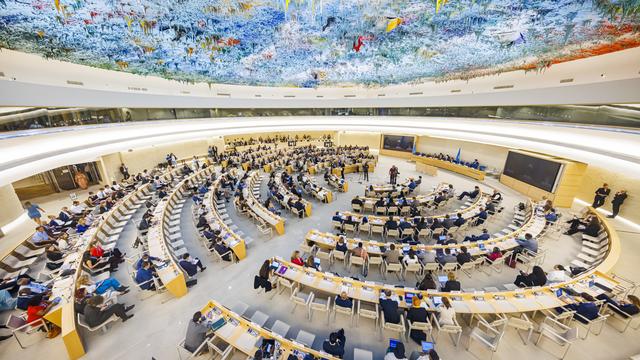 Des délégués assistent à la journée d'ouverture de la 50e session du Conseil des droits de l'homme, au siège européen des Nations unies à Genève, en Suisse, lundi 13 juin 2022. [KEYSTONE - Valentin Flauraud]