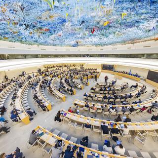 Des délégués assistent à la journée d'ouverture de la 50e session du Conseil des droits de l'homme, au siège européen des Nations unies à Genève, en Suisse, lundi 13 juin 2022. [KEYSTONE - Valentin Flauraud]