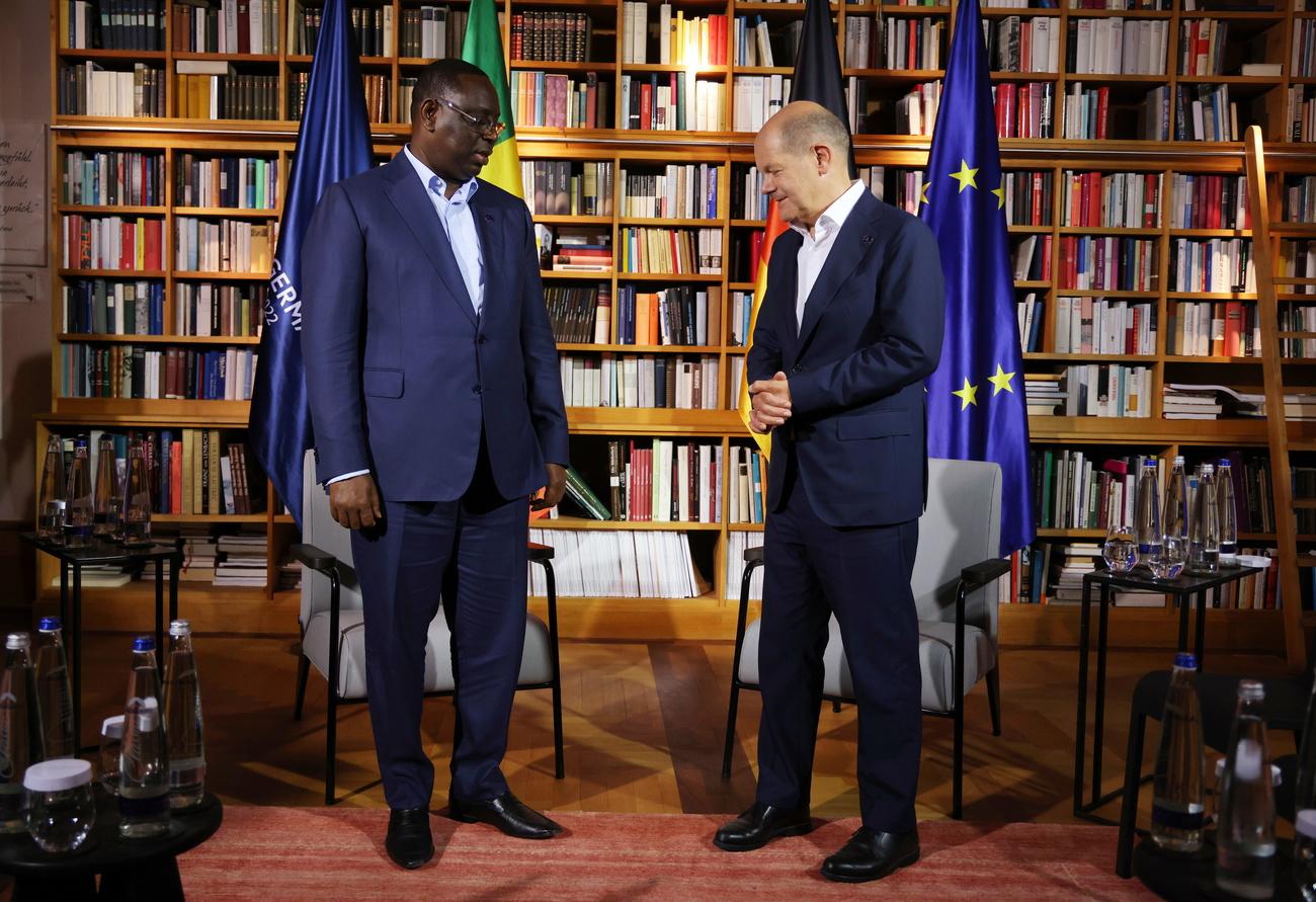 Le président du Sénégal Macky Sall et le chancelier allemand Olaf Scholz peu après leur arrivée au château d'Elmau (D) pour le deuxième jour du sommet du G7. [Keystone/EPA - Sean Gallup]