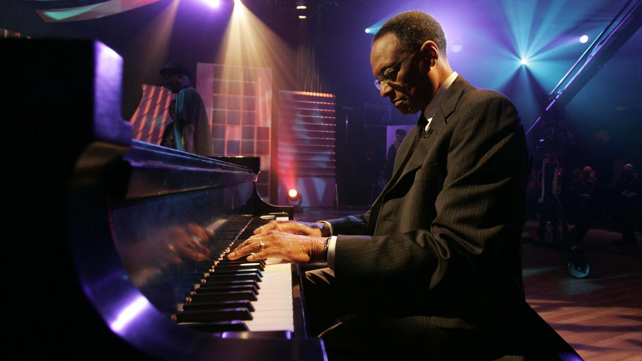 L'artiste et animateur Ramsey Lewis se réchauffe avant l'enregistrement de l'émission "Legends of Jazz with Ramsey Lewis", le 16 novembre 2005, dans le studio de WTTW à Chicago. [Keystone]