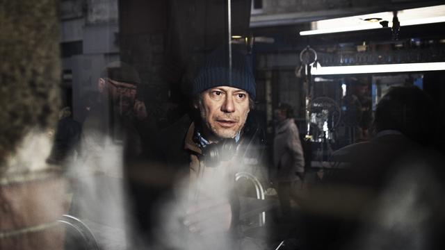 Le réalisateur Mathieu Amalric lors du tournage du film "Serre-moi fort". [DR - ©Charles Paulicevich]