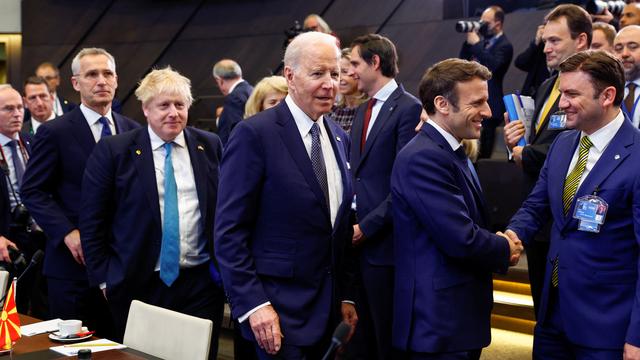 Jens Stoltenberg, Boris Johnson, Joe Biden et Emmanuel Macron (de gauche à droite) arrivent au sommet de l'Otan jeudi 24 mars 2022. [Reuters - Gonzalo Fuentes]