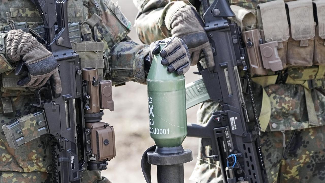 Des armes et un bazooka dans les mains de soldats allemands (image d'illustration). [Keystone/AP Photo - Martin Meissner]