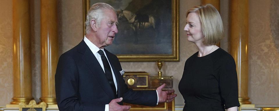 Rencontre entre le roi Charles III et la Première ministre Liz Truss à Buckingham. [Keystone via AP - Yui Mok]