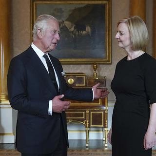 Rencontre entre le roi Charles III et la Première ministre Liz Truss à Buckingham. [Keystone via AP - Yui Mok]