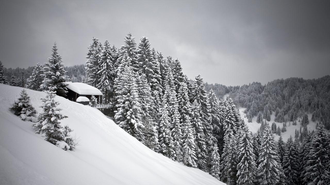 La neige attendue à 1500 mètres d'altitude d'ici samedi en Suisse. [KEYSTONE (image d'illustration) - ENNIO LEANZA]