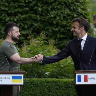 Le président français Emmanuel Macron avec Volodymyr Zelensky à Kiev en juin. [keystone - Natacha Pisarenko]