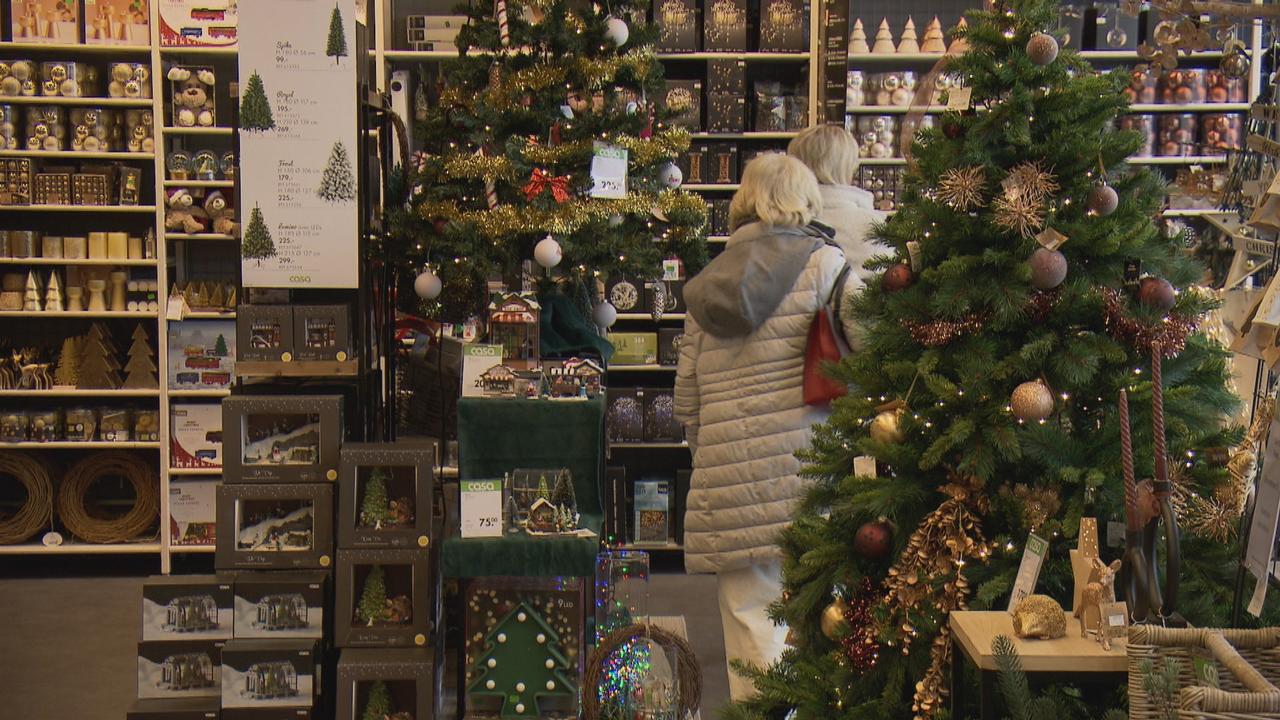 Le magasin Casa à Conthey, en Valais, vend des sapins de Noël synthétiques. La perspective d'achat de la clientèle s'oriente vers plus de durabilité, explique sa gérante Evelyne Gallas. [RTS]