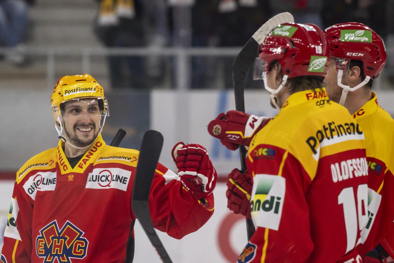 La complicité de Fabio Hofer (de face) avec ses compères Jesper Olofsson et Gaëtan Hass fait le succès de Bienne. [KEYSTONE - Alessandro della Valle]