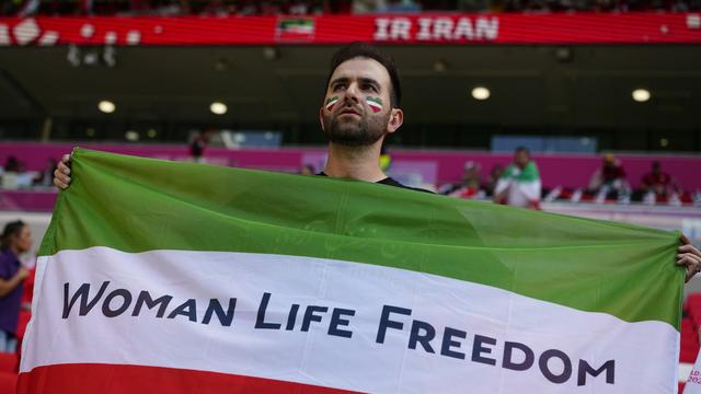 Message de soutien aux manifestations en Iran lors d'un match à la Coupe du monde au Qatar, 25.11.2022. [AP/Keystone - Pavel Golovkin]