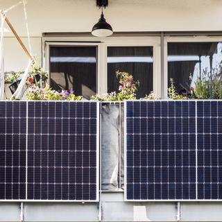 Des panneaux photovoltaïques sur un balcon. [Depositphotos - Serdynska]