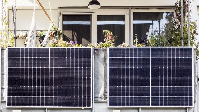 Des panneaux photovoltaïques sur un balcon. [Depositphotos - Serdynska]