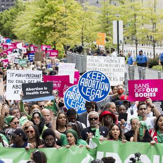 Samedi 14 mai: des dizaines de milliers de personnes ont manifesté samedi à travers les Etats-Unis, comme ici à New York, pour défendre le droit à l'avortement, menacé par la Cour suprême. [Keystone - EPA/JUSTIN LANE]