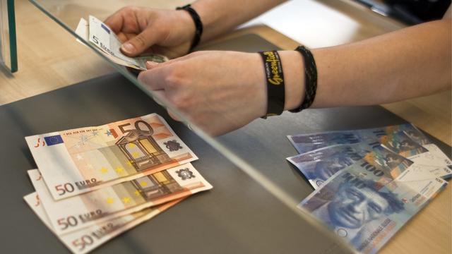 Des billets d'euro et de franc suisse. [Keystone - Ennio Leanz]