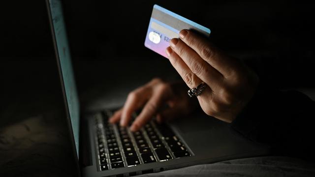 Vague d'arnaques par téléphones venant de faux policiers à Fribourg. [NurPhoto/AFP - Artur Widak]