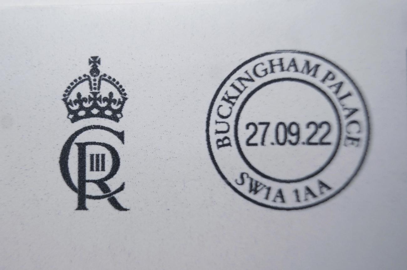 Le monogramme royal va devenir "CIIIR" pour Charles III Rex (roi en latin). Il sera notamment affiché sur les bâtiments du gouvernement et les boîtes aux lettres, et estampillé sur les documents officiels. [KEYSTONE - YUI MOK]
