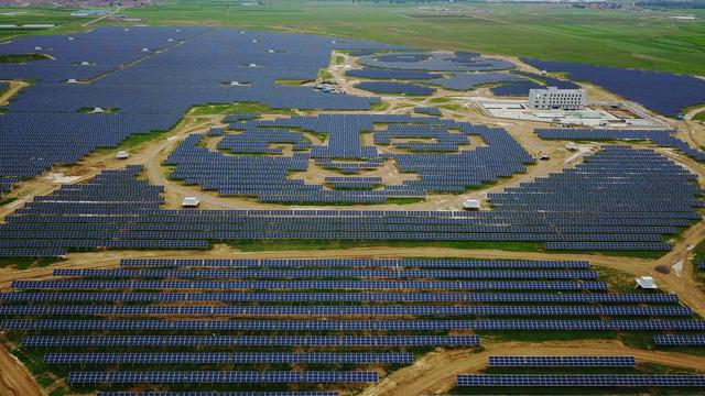 Vue aérienne d'un site solaire représentant l'image d'un panda à Datong, dans la province chinoise de Shanxi. [How Hwee Young]