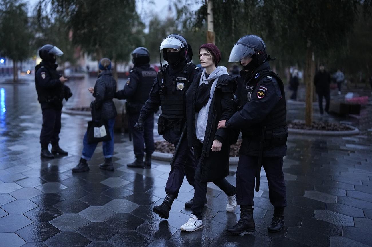 Des policiers arrêtent un manifestant lors d'une manifestation contre une mobilisation partielle à Moscou, le samedi 24 septembre 2022. [AP Photo]