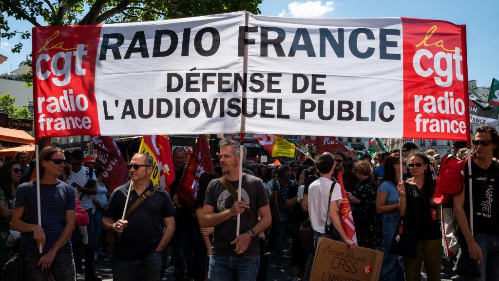 A Paris, plusieurs centaines de personnes ont manifesté le 28 juin pour la sauvegarde de l'audiovisuel public. [AFP - Riccardo Milani / Hans Lucas]