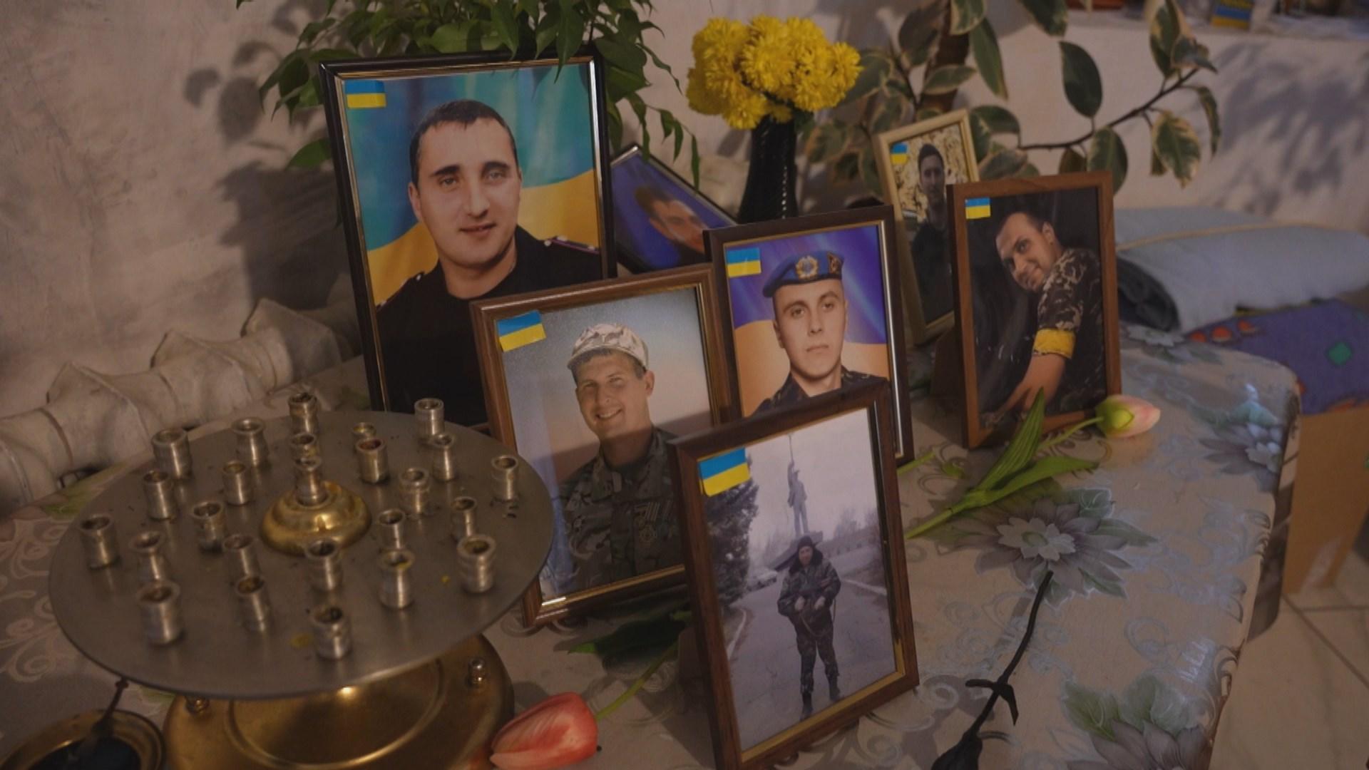 Aujourd'hui, les portraits des militaires du quartier, tombés au combat, ont retrouvé leur place dans l'église de Sergey Chudovich à Kherson. [RTS - DR]