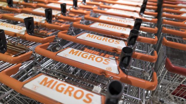 Des caddies à la Migros. [Keystone - Gaëtan Bally]