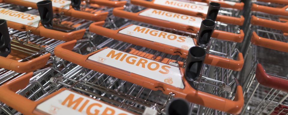 Des caddies à la Migros. [Keystone - Gaëtan Bally]