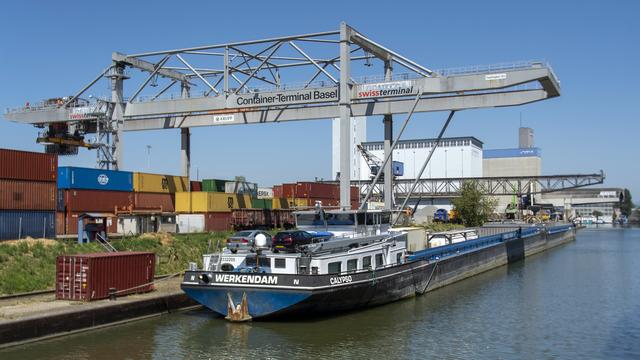 Un bateau de marchandises est amarré dans le bassin portuaire 1 près du terminal à conteneurs sur le Rhin, à Bâle. [KEYSTONE - Georgios Kefalas]