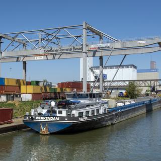 Un bateau de marchandises est amarré dans le bassin portuaire 1 près du terminal à conteneurs sur le Rhin, à Bâle. [KEYSTONE - Georgios Kefalas]