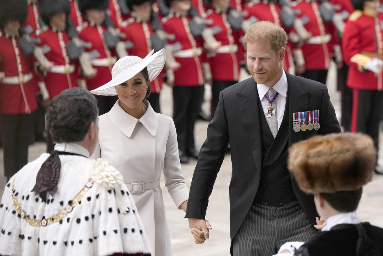 Harry, duc de Sussex, et son épouse Meghan, duchesse de Sussex, lors de la messe du jubilé de platine d'Elizabeth II, le 3 juin 2022 à la cathédrale Saint-Paul à Londres. [KEYSTONE - MATT DUNHAM]