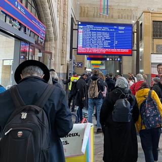 Les pendulaires souhaitant prendre le train mercredi matin 28 septembre 2022 à Lausanne ont dû s'armer de patience. [RTS - Léandre Duggan]