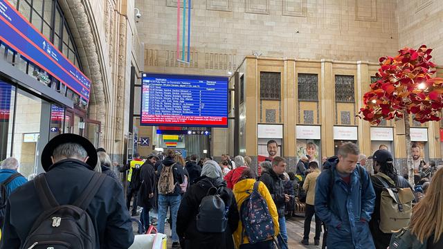 Les pendulaires souhaitant prendre le train mercredi matin 28 septembre 2022 à Lausanne ont dû s'armer de patience. [RTS - Léandre Duggan]